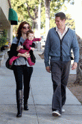 8d4e2c60509441 Alyson Hannigan with family in Santa Monica on 12/18/09 